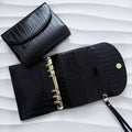 A6 Croco Pocket | schwarz mit goldenen Ringen