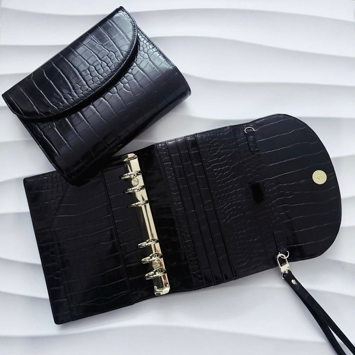 A6 Croco Pocket | schwarz mit goldenen Ringen