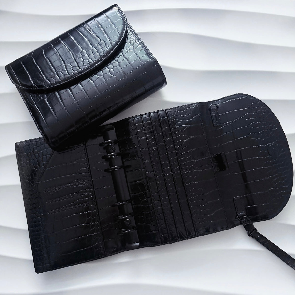 A6 Croco Pocket | schwarz mit schwarzen Ringen