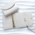 A6 Croco Pocket | creme mit goldenen Ringen