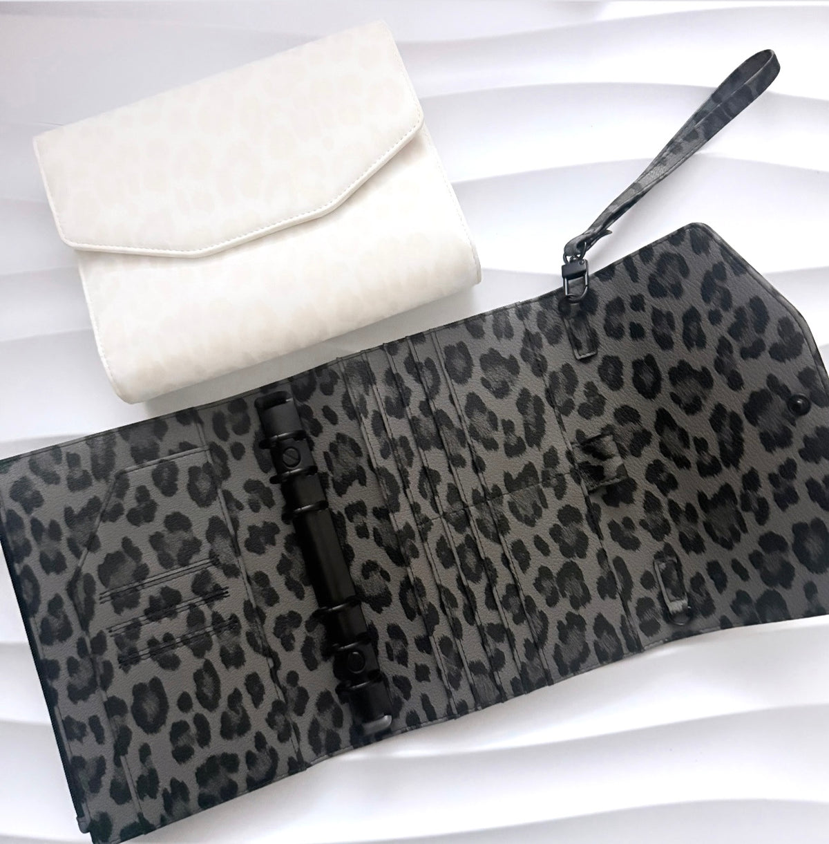 A6 Leo Pocket | grau schwarz | weiß beige | schwarze Ringe