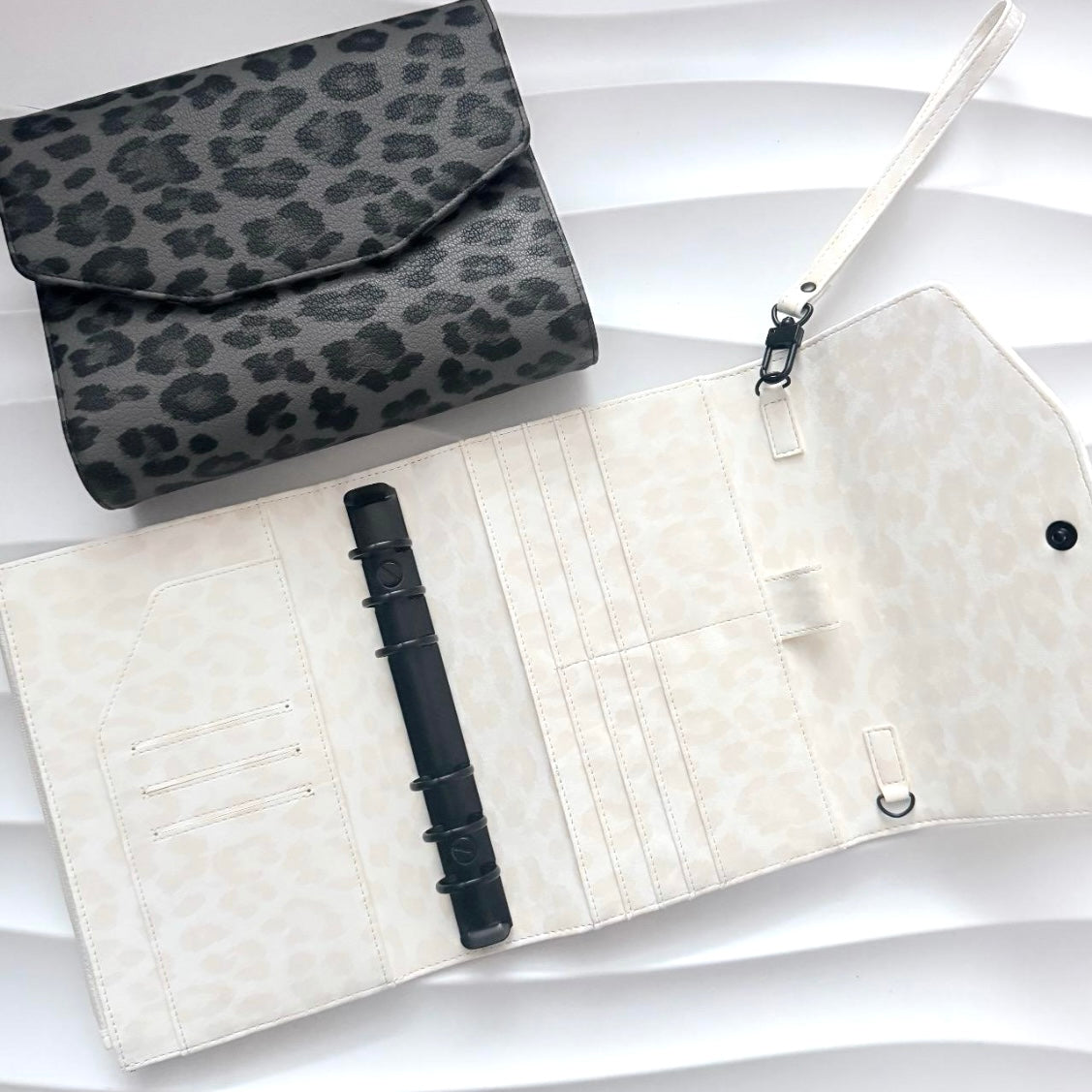 A6 Leo Pocket | grau schwarz | weiß beige | schwarze Ringe