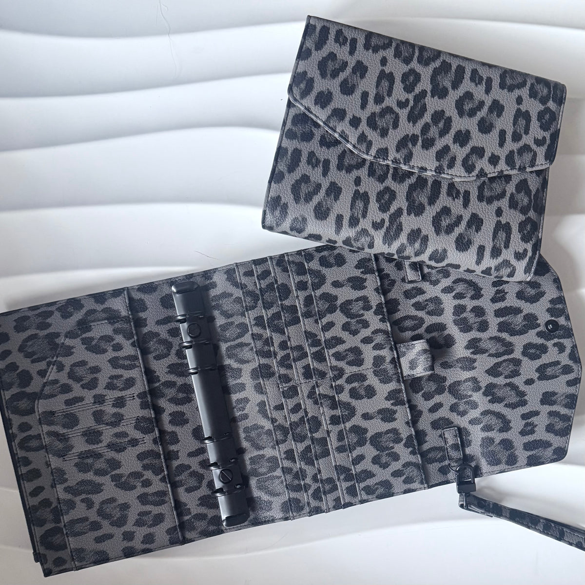 SET | A6 Leo Pocket | grau schwarz | mit 1000 Euro Leo Spar Challenge