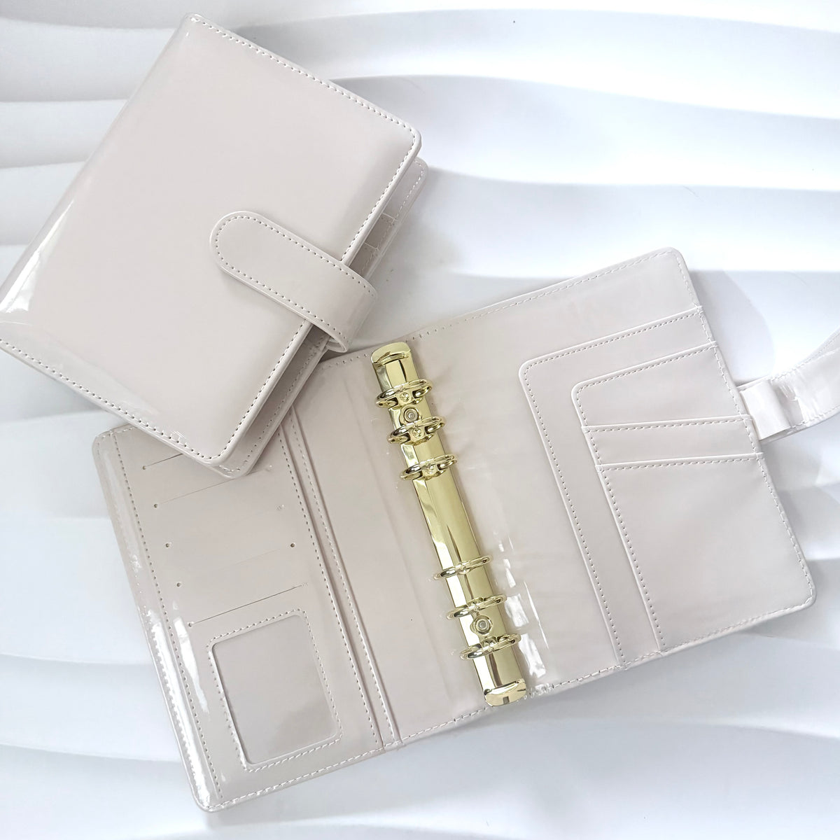 A6 Glossy | goldene Ringe | Kunst Leder | creme beige | schwarz