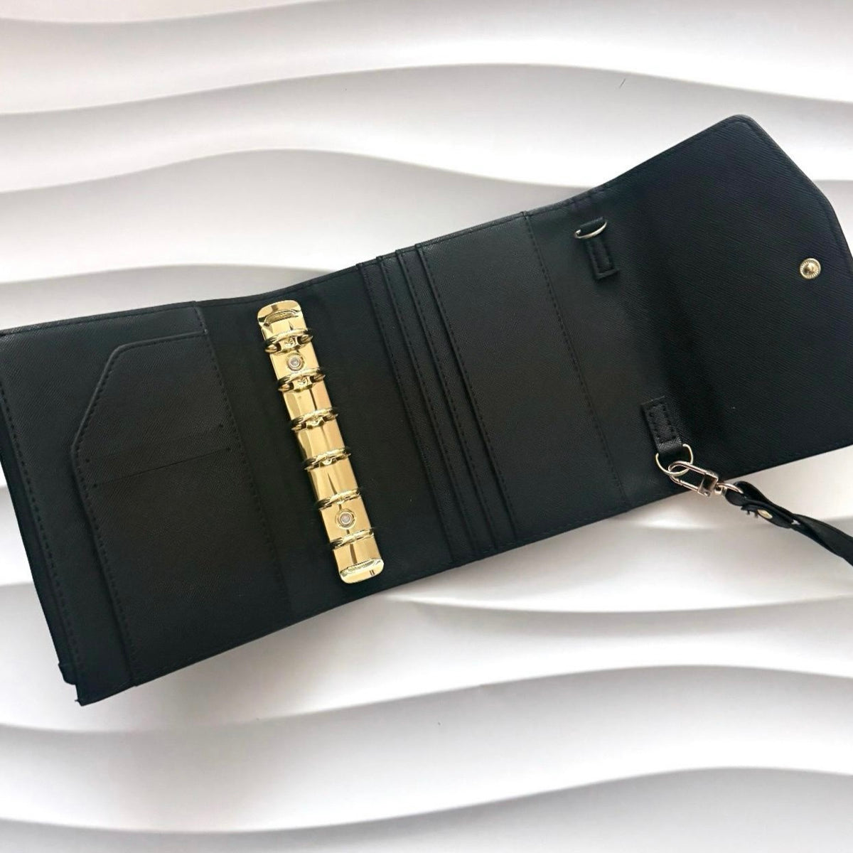 A7 Pocket | schwarz gold | Saffiano Leder