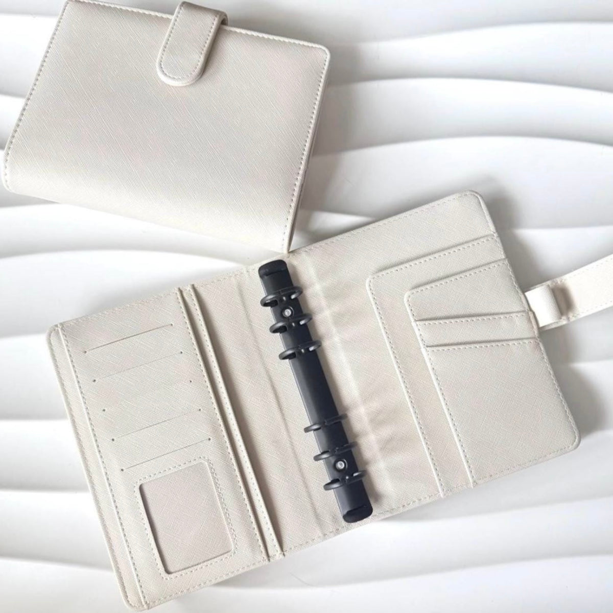 A6 | Creme | schwarze Ringe | Saffiano Leder