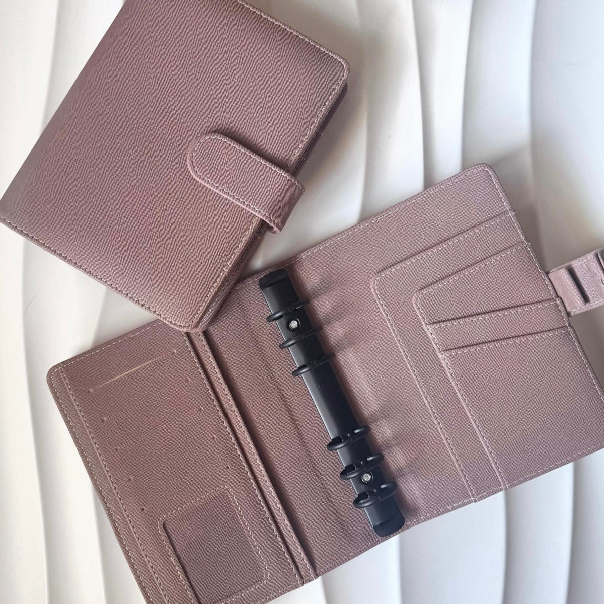 A6 | Taupe | schwarze Ringe | Saffiano Leder