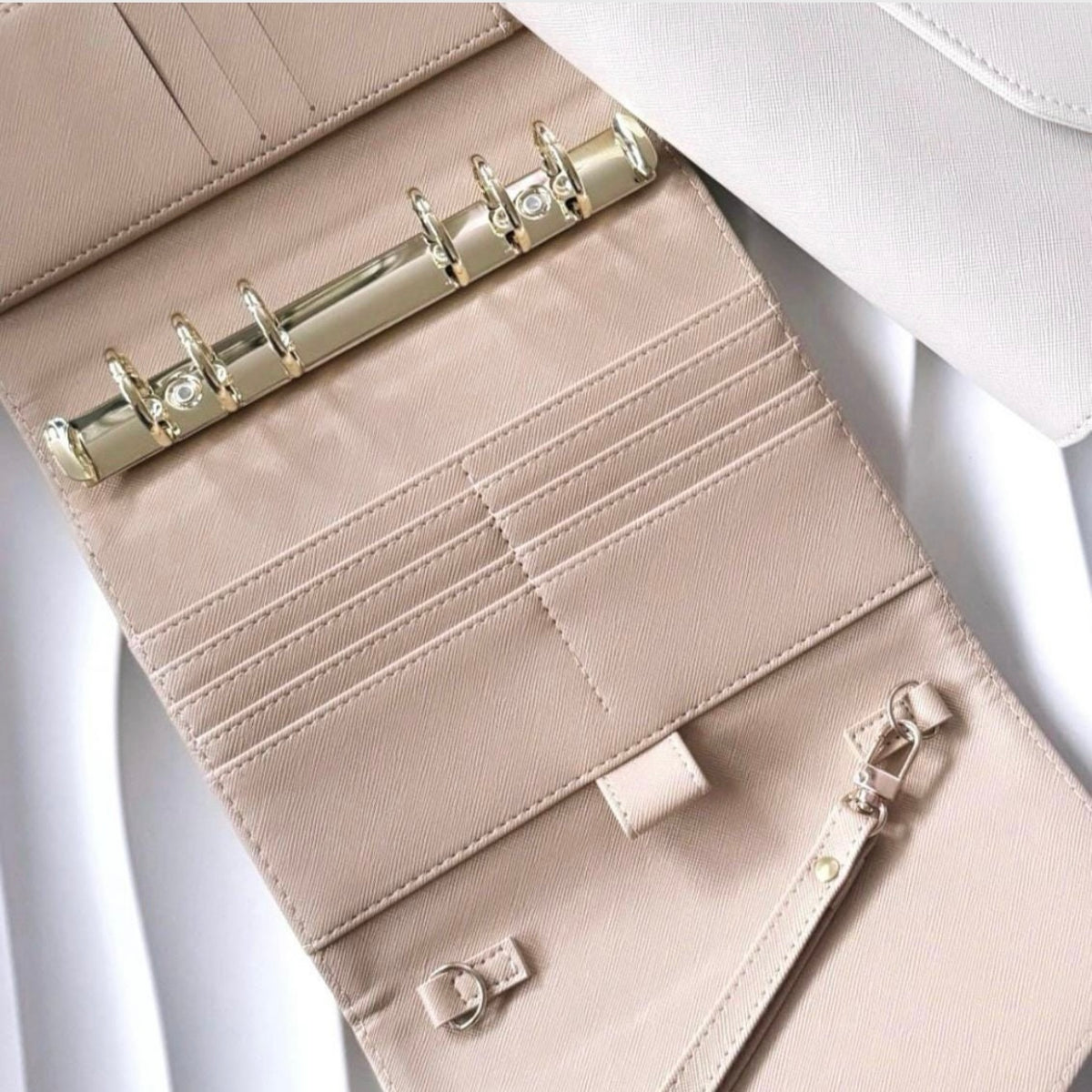 A6 Pocket | goldene Ringe | Saffiano Leder